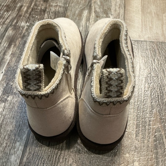 New Muk Luks Stylish Cream Ankle Boots Size 9 - Picture 4 of 11